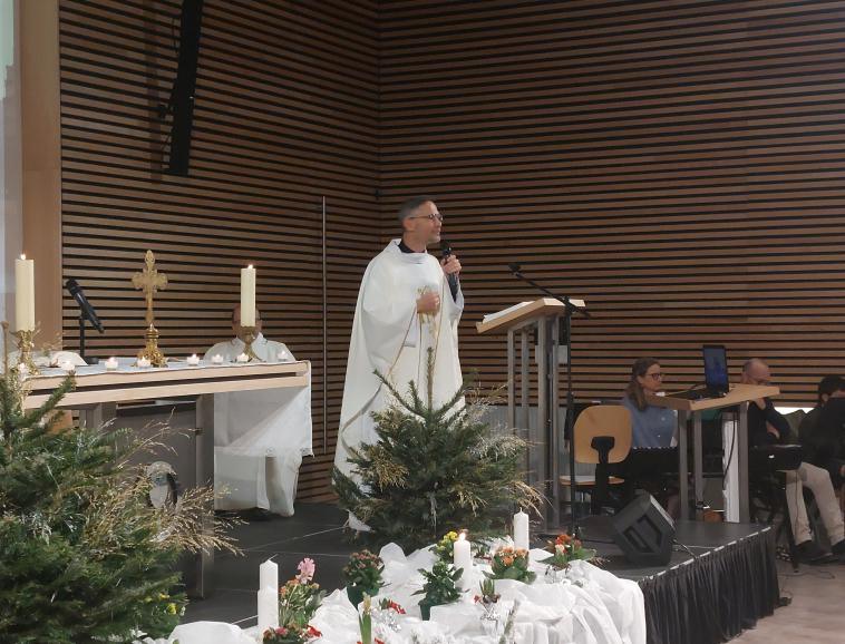 Comme tous les ans à l'occasion du 8 décembre (célébré le 6 cette année pour des raisons calendaires…), l'Institution Notre-Dame célébrait avec ses élèves l'Immaculée Conception autour du thème de la réouverture de la cathédrale de Notre-Dame de Paris. Dans un timing presque parfait, la pluie a laissé place au soleil pour la scène ouverte réalisée sur le temps de midi. Les multiples talents de nos élèves ont ainsi pu être mis à l'honneur : danses, chants et musiques ont rythmé la pause repas des collégiens et lycéens. Les activités ont foisonné toute l'après-midi de la maternelle à la Terminale : séance cinéma, ateliers créatifs (lumignons, pixel art, création de gargouilles…), danse, réalisation de vitraux pour l'oratoire ou encore activités sportives. En fin d'après-midi, les élèves ont pu assister à un dernier concert avec distribution de pains au chocolat sur la cour du collège. Cette journée festive s'est clôturée avec la messe de l'Immaculée Conception et la bénédiction de la crèche. Un très beau moment de foi et de partage. Enfin, le soir, les membres du personnel et les enseignants étaient conviés à un repas préparé et servi avec soin par les équipes d'Elior.