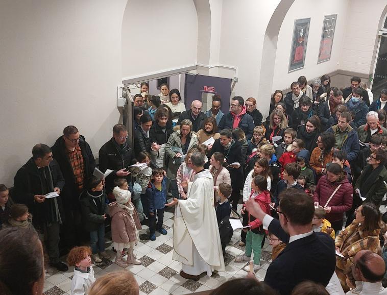 Comme tous les ans à l'occasion du 8 décembre (célébré le 6 cette année pour des raisons calendaires…), l'Institution Notre-Dame célébrait avec ses élèves l'Immaculée Conception autour du thème de la réouverture de la cathédrale de Notre-Dame de Paris. Dans un timing presque parfait, la pluie a laissé place au soleil pour la scène ouverte réalisée sur le temps de midi. Les multiples talents de nos élèves ont ainsi pu être mis à l'honneur : danses, chants et musiques ont rythmé la pause repas des collégiens et lycéens. Les activités ont foisonné toute l'après-midi de la maternelle à la Terminale : séance cinéma, ateliers créatifs (lumignons, pixel art, création de gargouilles…), danse, réalisation de vitraux pour l'oratoire ou encore activités sportives. En fin d'après-midi, les élèves ont pu assister à un dernier concert avec distribution de pains au chocolat sur la cour du collège. Cette journée festive s'est clôturée avec la messe de l'Immaculée Conception et la bénédiction de la crèche. Un très beau moment de foi et de partage. Enfin, le soir, les membres du personnel et les enseignants étaient conviés à un repas préparé et servi avec soin par les équipes d'Elior.